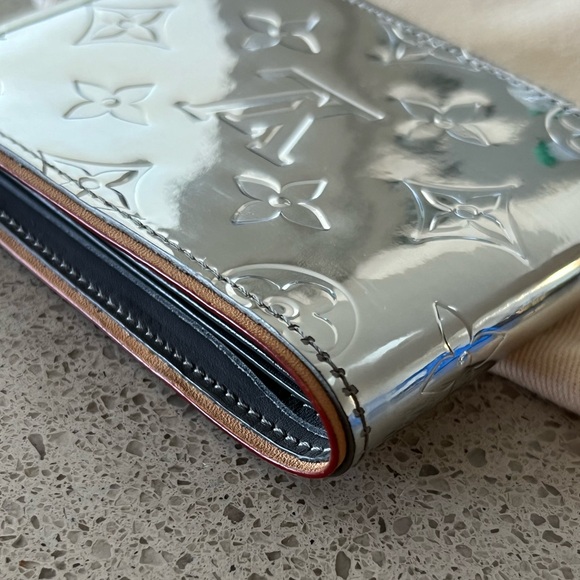 LOUIS VUITTON Slender Wallet in Silver Mirror Monogram - 💯 AUTHENTIC - Picture 9 of 10